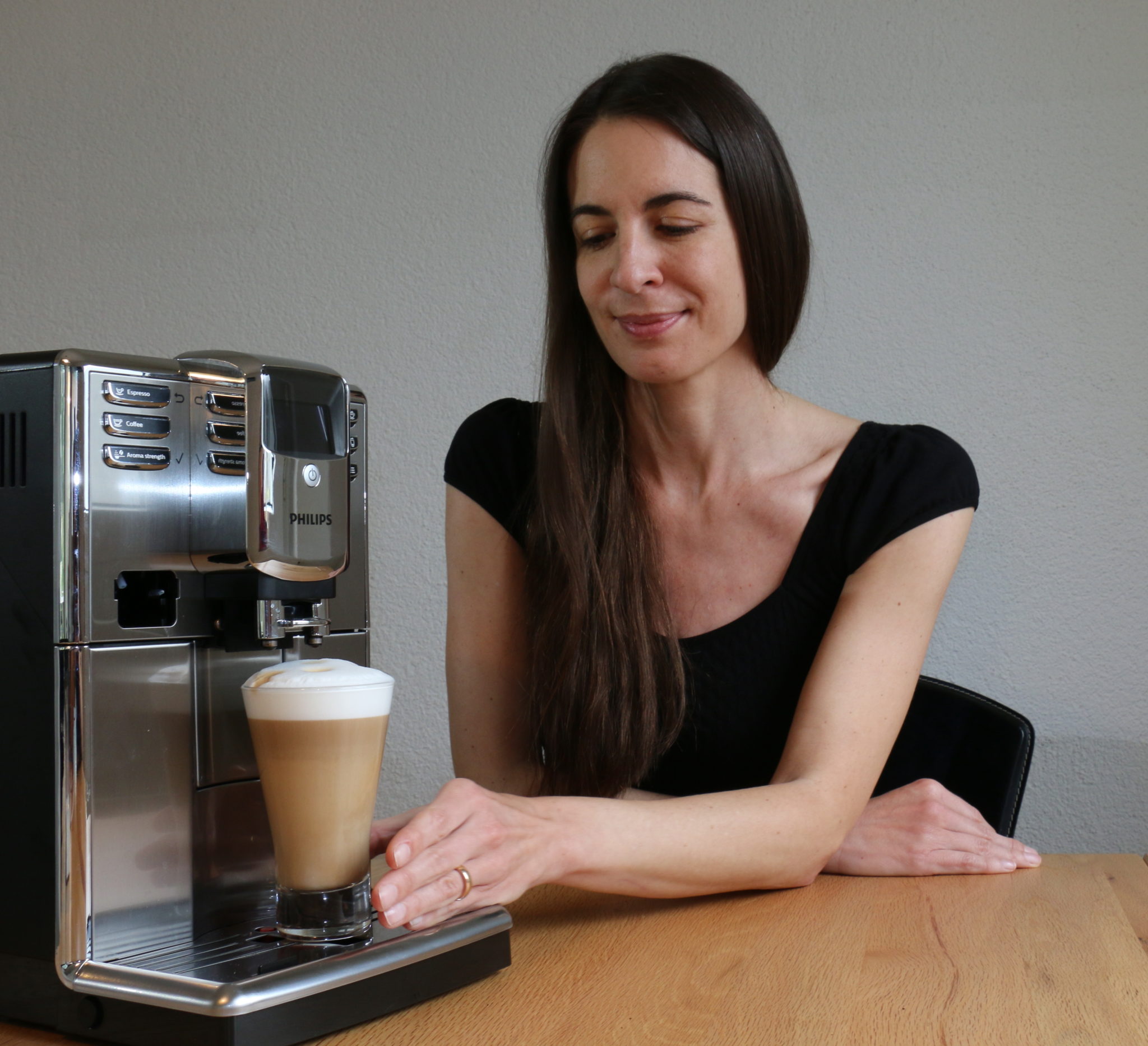 Bloggerin Slavia Karlen mit Kaffee